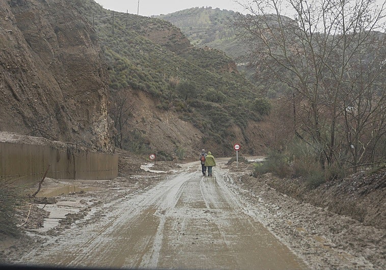 La vuelta agridulce de los vecinos de Dúdar al pueblo: «Seguimos incomunicados»